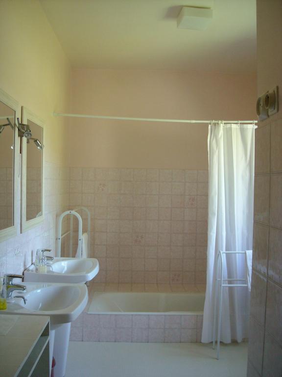 La Tour Des Laudes Bed & Breakfast Breuil-Barret Екстериор снимка
