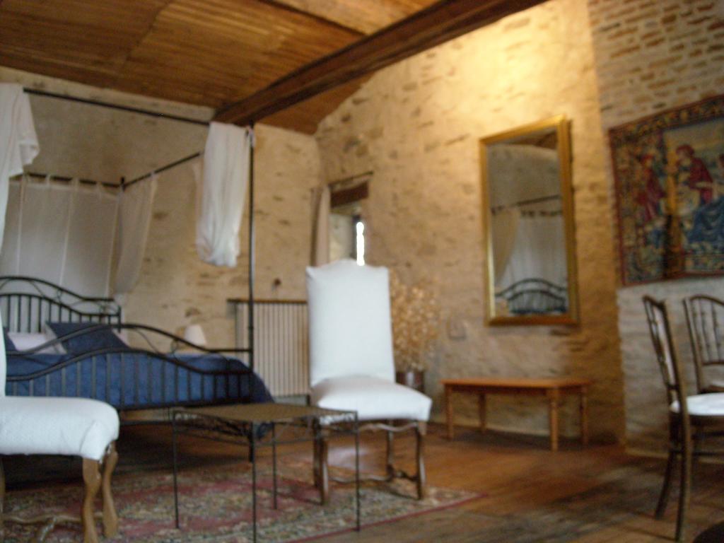 La Tour Des Laudes Bed & Breakfast Breuil-Barret Стая снимка