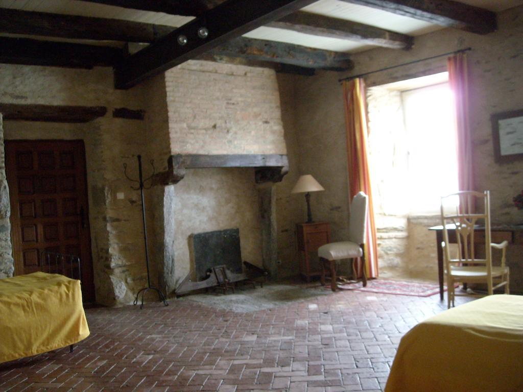 La Tour Des Laudes Bed & Breakfast Breuil-Barret Стая снимка