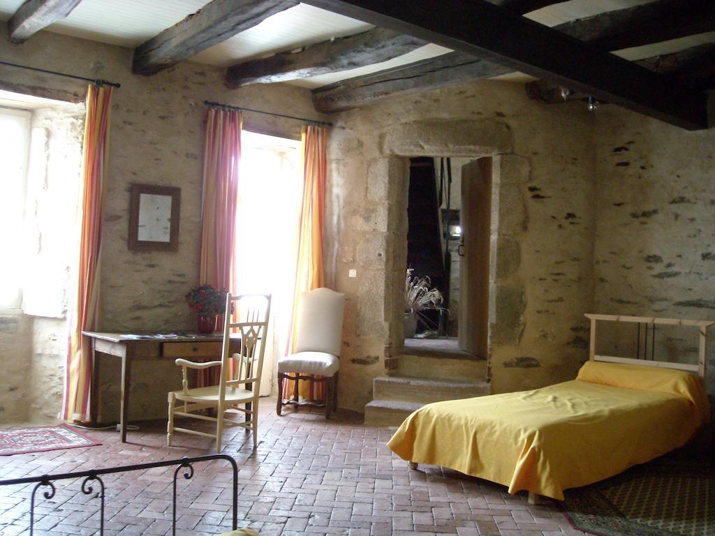 La Tour Des Laudes Bed & Breakfast Breuil-Barret Стая снимка