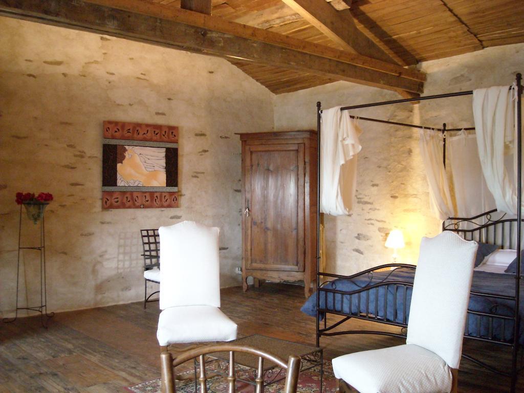La Tour Des Laudes Bed & Breakfast Breuil-Barret Стая снимка